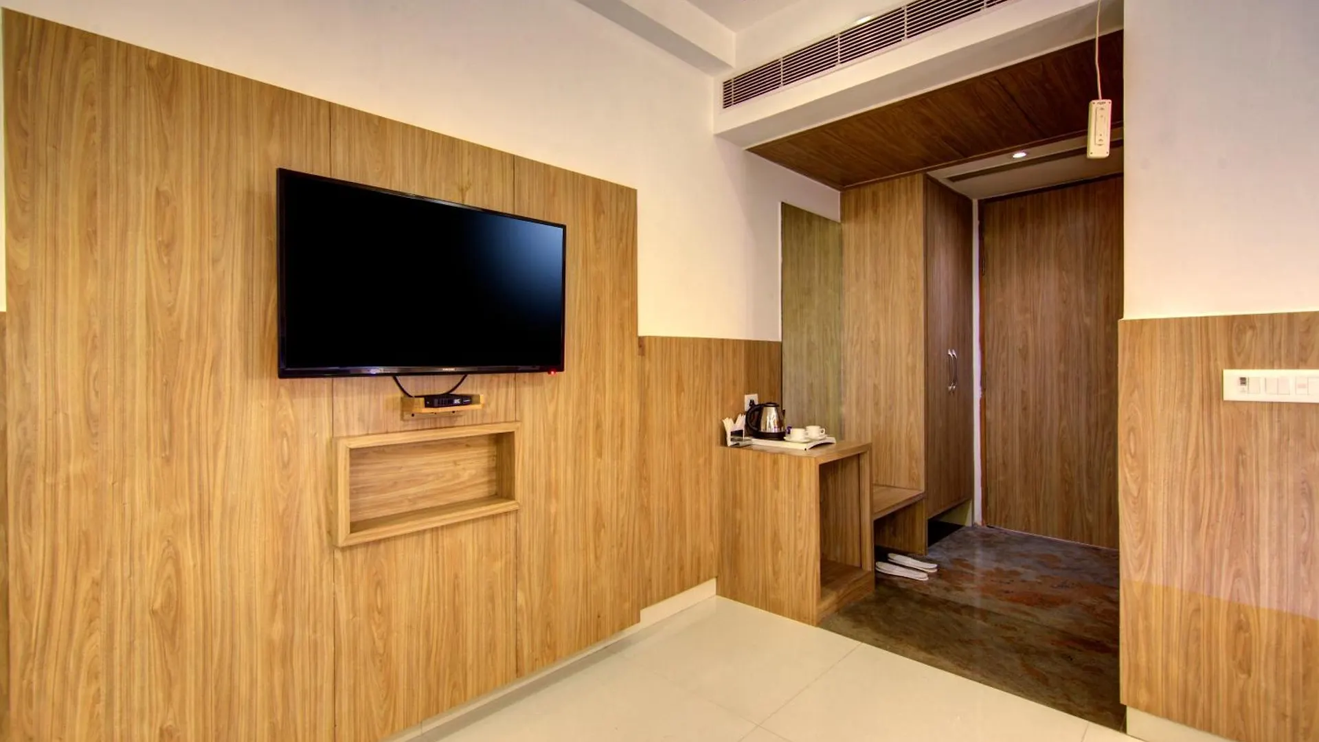 Hotel Elevate Inn - With Complimentary Pickup Or Drop Near Delhi Airport New Delhi