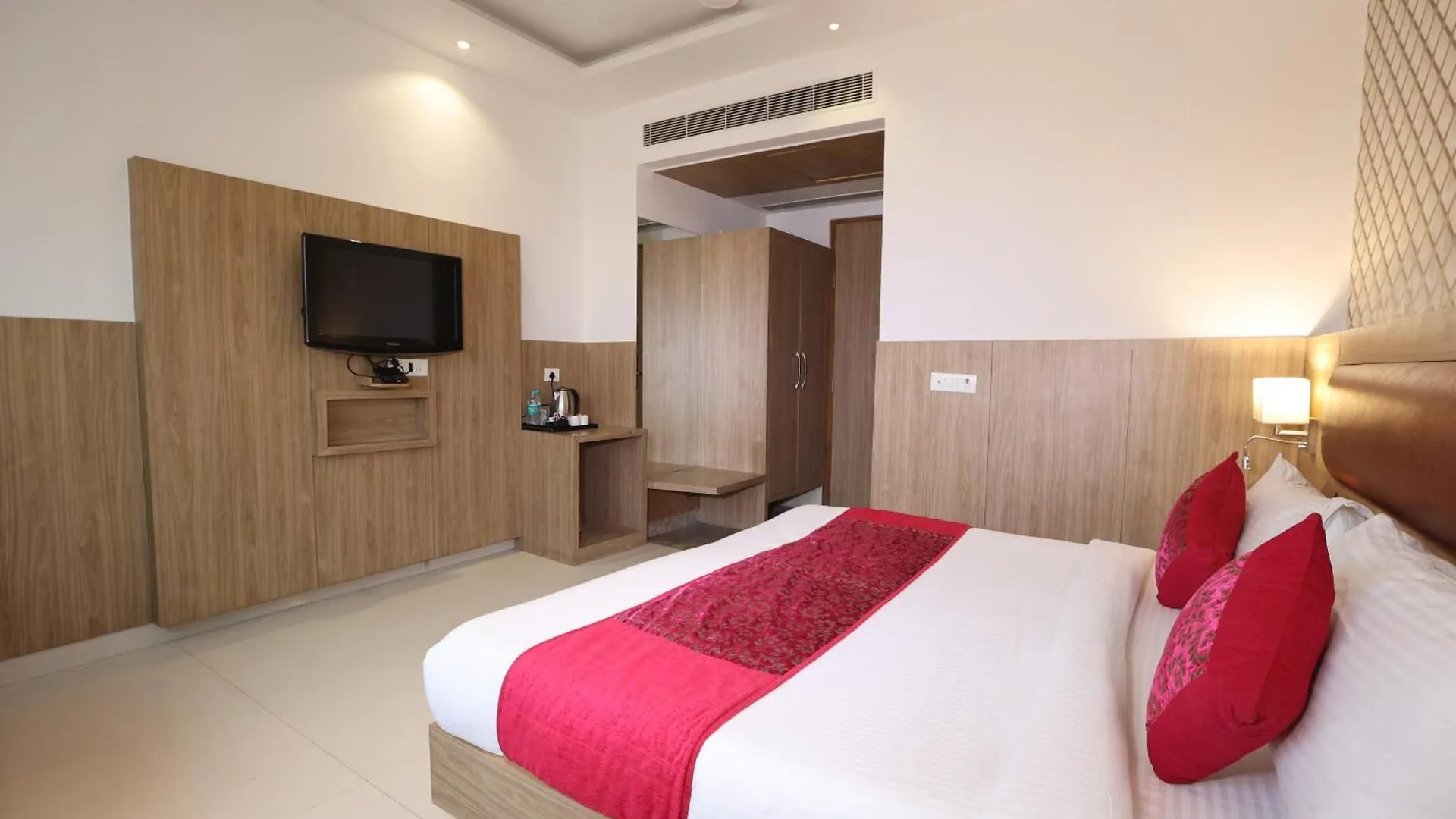 Hotel Elevate Inn - With Complimentary Pickup Or Drop Near Delhi Airport New Delhi